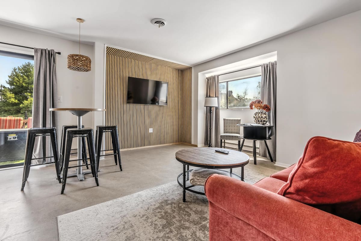 Suite | Desk, laptop workspace, free WiFi