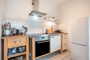 Frigorífico, microondas, horno y placa de cocina