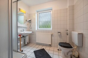 Douche, sèche-cheveux, serviettes fournies