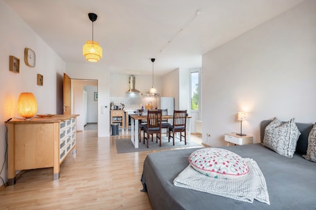 1 bedroom, bed sheets. Apartment 'Sonne, Wind Und Wetter' with Balcony