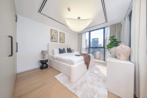 Free housekeeping visits during your stay - StayShort - Stylish JLT Apartment Sleeps 6 with Stunning Lake Views