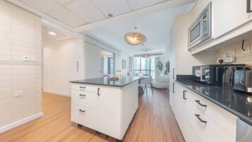 Refrigerador, microondas, horno y parrilla de estufa