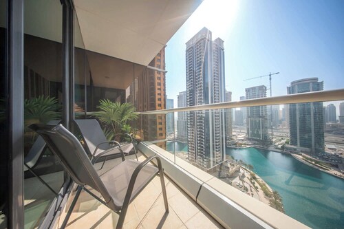 Free housekeeping visits during your stay - StayShort - Stylish JLT Apartment Sleeps 6 with Stunning Lake Views