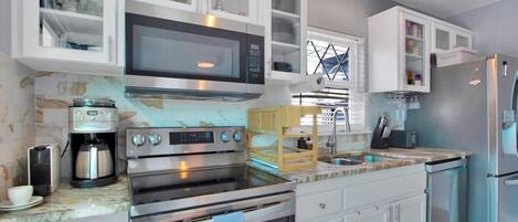 ثلاجة، ميكروويف، فرن، موقد طهي مسطح