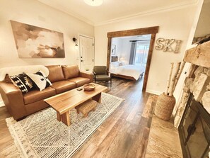 Smart TV y chimenea 