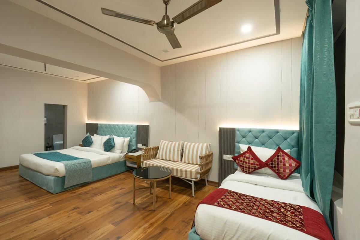 Junior Double Room | Desk, rollaway beds, bed sheets