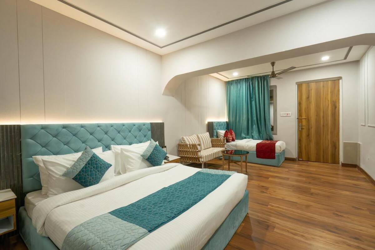 Family Double Room | Desk, rollaway beds, bed sheets