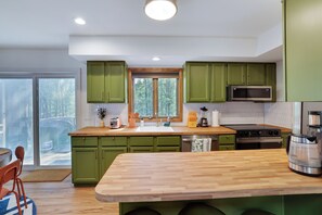 Fridge, microwave, oven, stovetop - ColorBLOCK Cabin: Spacious 5BD, 2 Hot Tubs, Lake, Sauna, GameRms,Big Deck, AC (East Stroudsburg)