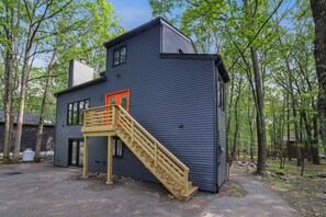 Exterior - ColorBLOCK Cabin: Spacious 5BD, 2 Hot Tubs, Lake, Sauna, GameRms,Big Deck, AC (East Stroudsburg)
