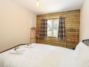 2 bedrooms, individually decorated, individually furnished