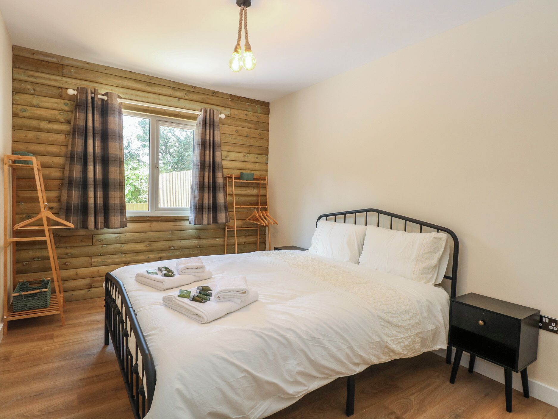 2 bedrooms, individually decorated, individually furnished