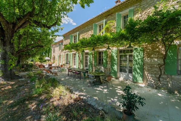 Outdoor dining - Villa 'Lombarde' with Mountain View, Wi-Fi and Air Conditioning (Saint-Rémy-de-Provence)