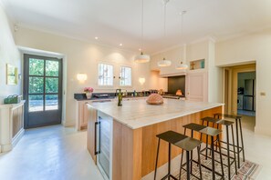 Fridge, microwave, oven, stovetop - Villa 'Lombarde' with Mountain View, Wi-Fi and Air Conditioning (Saint-Rémy-de-Provence)