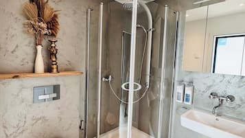 Douche, sèche-cheveux, serviettes fournies, savon