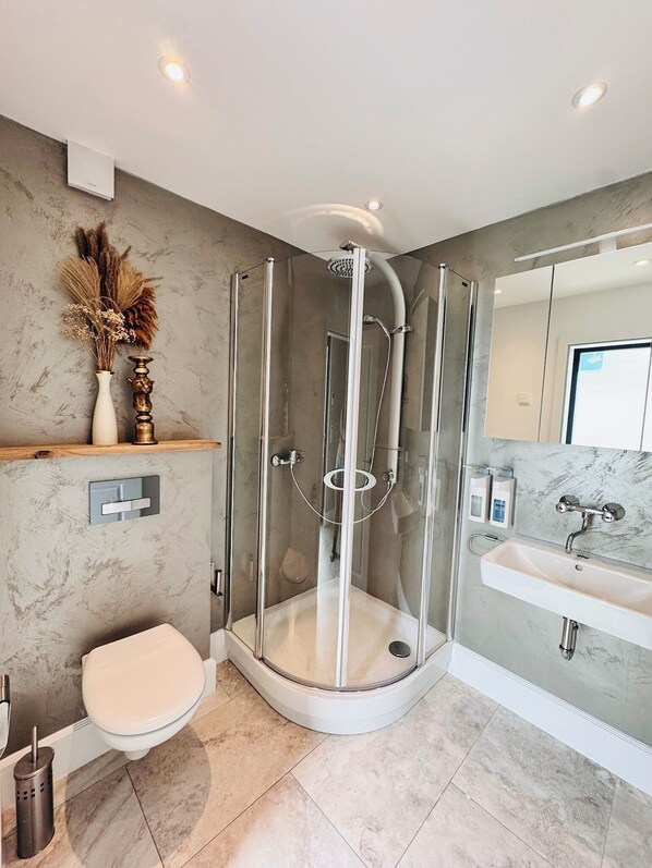 Een douche, een haardroger, handdoeken, zeep