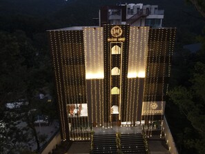 Un edificio con un cartel llamativo que dice "MALSI MIST" y un logotipo sobre la entrada.