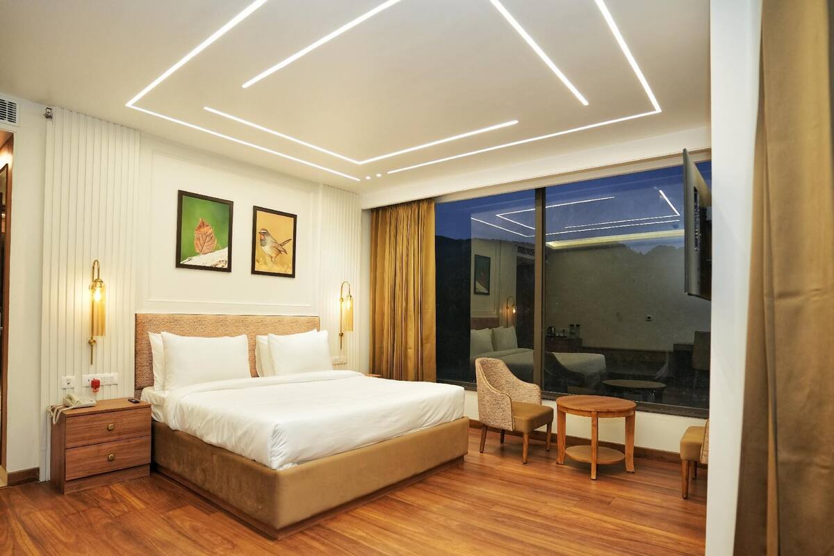 Mist Luxe Vista Room | 이집트산 면 시트, 고급 침구, 오리/거위털 이불, 책상