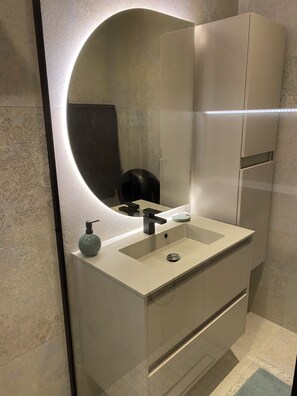 Shower, hair dryer, towels, soap - Maison la volupté 2 kms from the wild beach of Les Aresquiers (Vic-la-Gardiole)