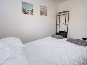2 Schlafzimmer, individuell dekoriert, individuell eingerichtet
