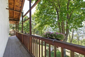 Property grounds - Apartment 'L'abri' with Mountain View, Shared Garden and Wi-Fi (Gressan)