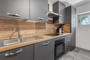 Fridge, oven, stovetop, dishwasher - Apartment 'L'abri' with Mountain View, Shared Garden and Wi-Fi (Gressan)