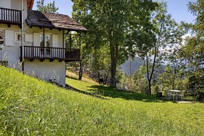 Property grounds - Apartment 'Coin Vert' with Mountain View, Shared Garden and Wi-Fi (Gressan)