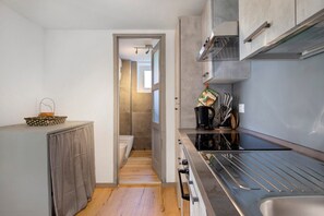 Fridge, oven, stovetop, dishwasher - Apartment 'Coin Vert' with Mountain View, Shared Garden and Wi-Fi (Gressan)