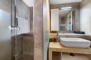 Shower, hair dryer, towels - Apartment 'Coin Vert' with Mountain View, Shared Garden and Wi-Fi (Gressan)