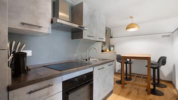 Fridge, oven, stovetop, dishwasher