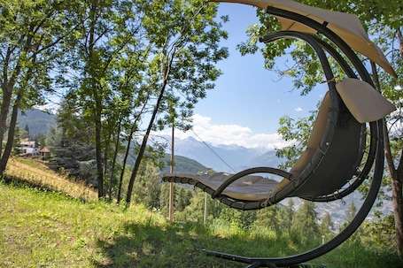 Property grounds. Apartment 'Coin Vert' with Mountain View, Shared Garden and Wi-Fi