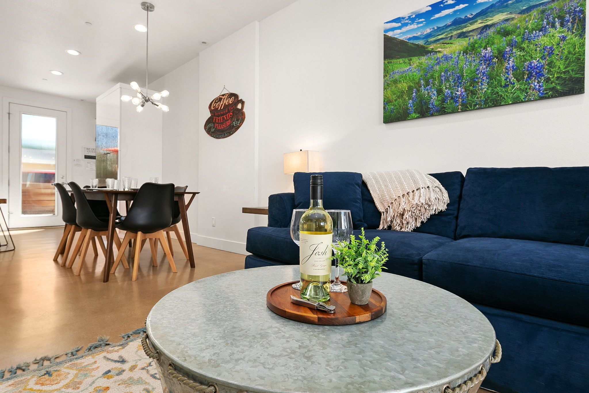 Stadtwohnung, Mehrere Betten, Terrasse, Bergblick (844 Jerome Unit 3) | Wohnbereich | 42-Zoll-Flachbildfernseher mit Digitalempfang, Kamin