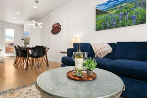 Maison en rangée, Plusieurs lits, patio, vue sur la montagne (844 Jerome Unit 3) | Aire de séjour | Téléviseur à écran plat de 42 po avec télévision numérique, foyer