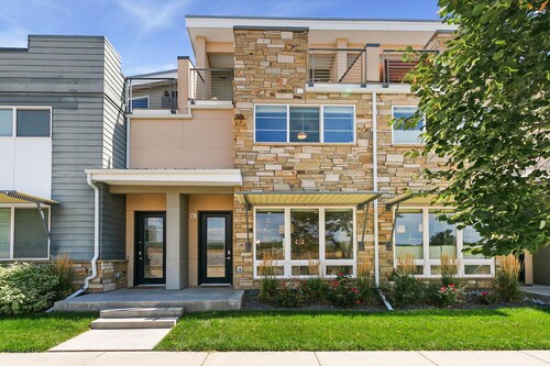 Elegant Mountain Haven - King Bed & Fireplaces