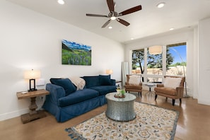 Townhouse, flere senger, terrasse, fjellutsikt (844 Jerome Unit 3) | Oppholdsområde | En 42-tommers Flatskjerm-TV med digitale kanaler samt peis