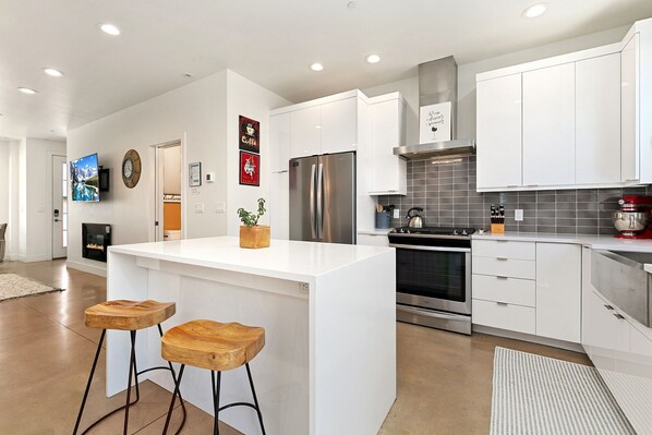 Casa de ciudad, varias camas, patio, vista a la montaña (844 Jerome Unit 3) | Cocina privada | Refrigerador, microondas, horno y parrilla de estufa 