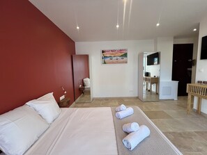 1 soverom, skrivebord, strykejern/-brett og reiseseng for barn