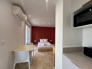 1 Schlafzimmer, Schreibtisch, Bügeleisen/Bügelbrett, Reisekinderbett