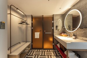 Ducha, artículos de tocador gratuitos, secador de pelo, pantuflas