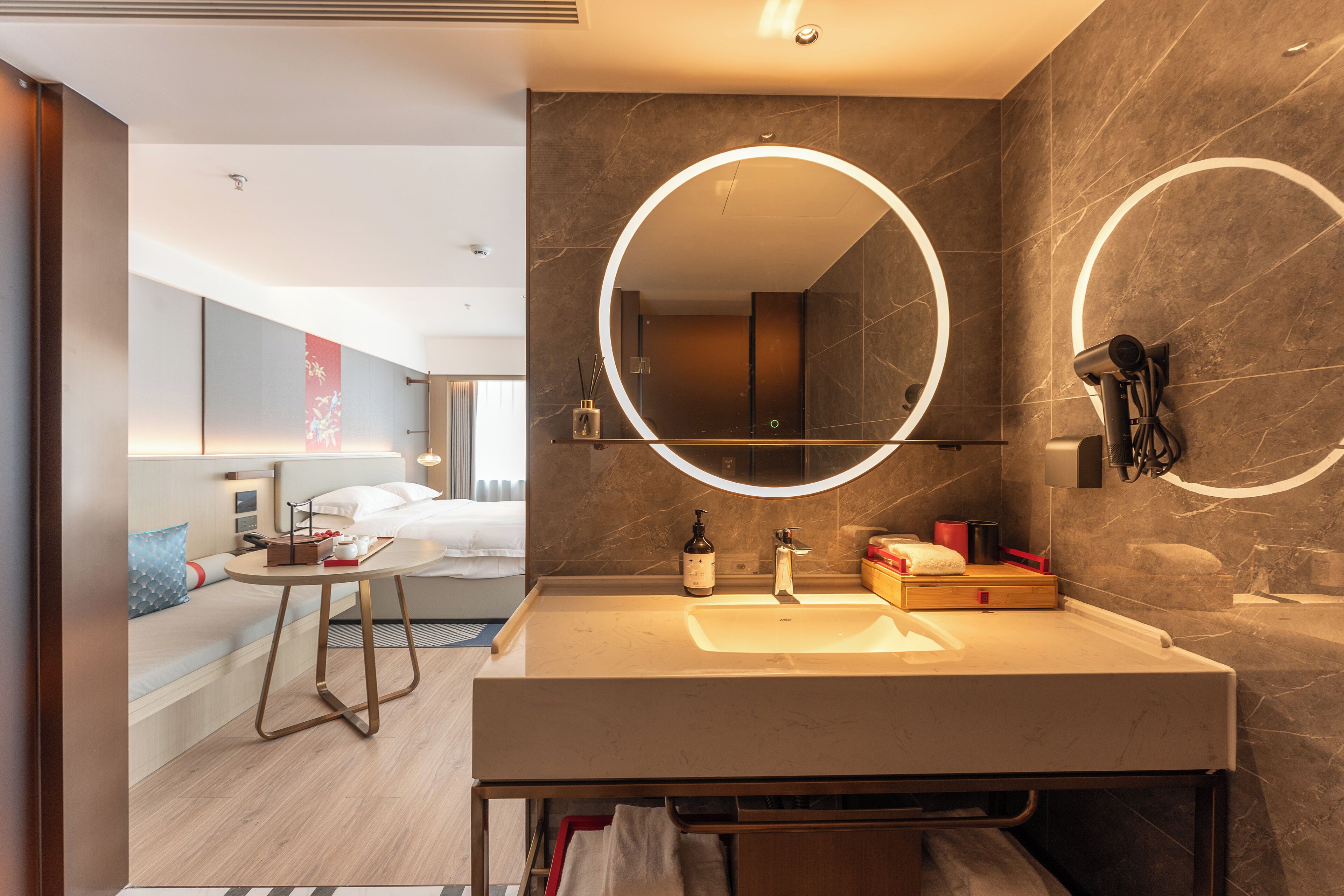 豪华大床房 | 办公桌、遮光窗帘、熨斗/熨板、免费 WiFi