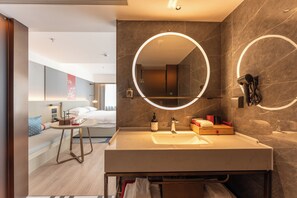 Escritorio, cortinas blackout y tabla de planchar con plancha