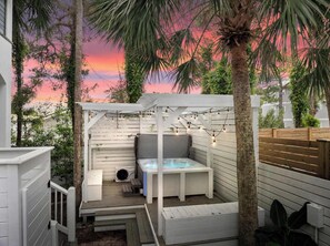 Outdoor spa tub - Luxury Home with Hot Tub & Golf Cart | Reel McCoy (Santa Rosa Beach)