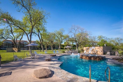 Waterwheel Hideaway - Cozy Condo for 6 with Resort-style Amenities