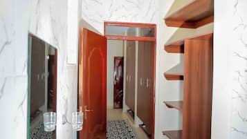 Familienbungalow, Balkon, Gartenblick | Badezimmer | Dusche, kostenlose Toilettenartikel, Hausschuhe, Handtücher