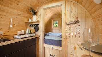 1 bedroom, bed sheets