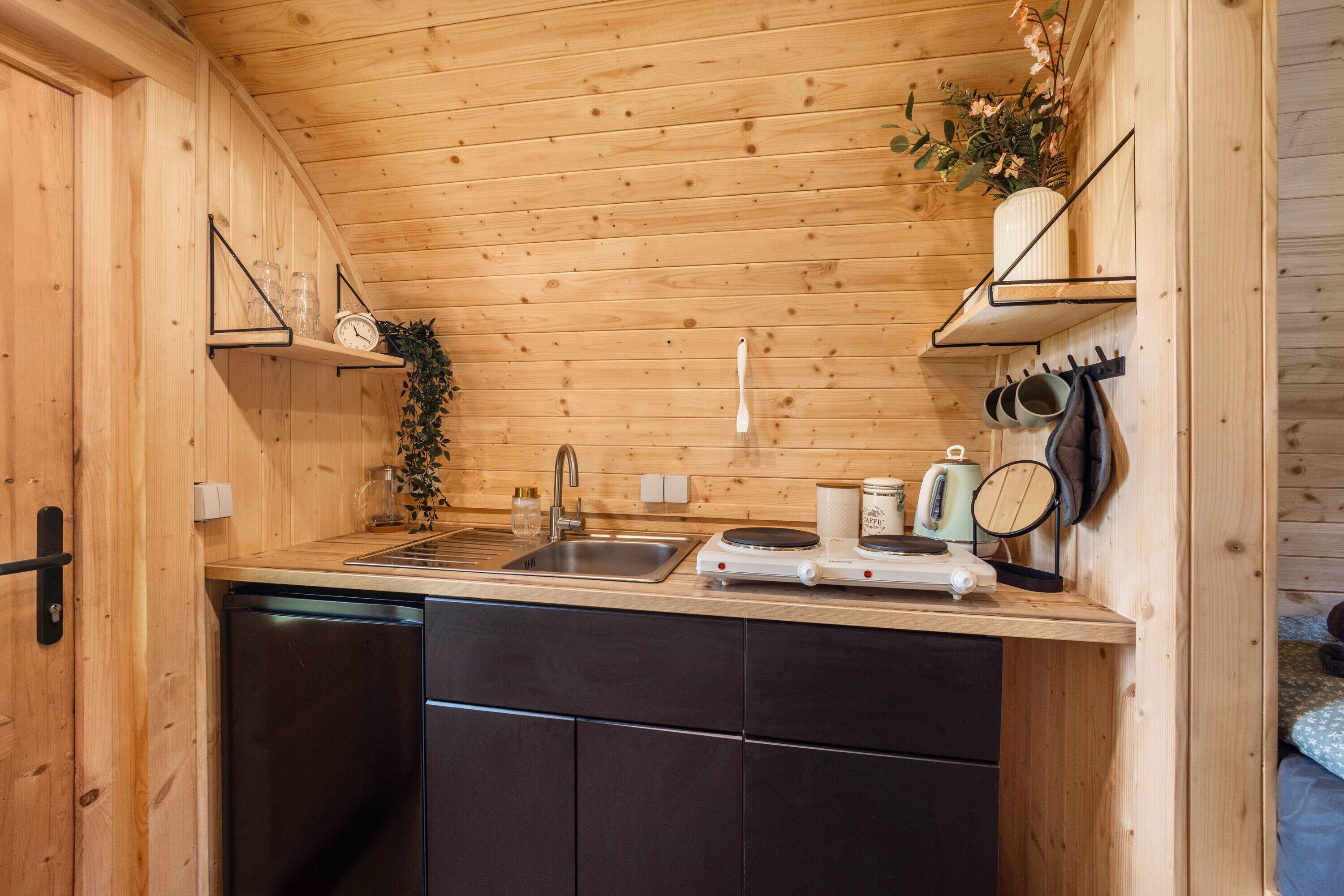 Kühlschrank, Herdplatte, Wasserkocher mit Kaffee-/Teezubehör