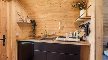 Kühlschrank, Herdplatte, Wasserkocher mit Kaffee-/Teezubehör