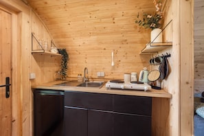 Kühlschrank, Herdplatte, Wasserkocher mit Kaffee-/Teezubehör