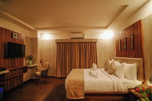 Kahden hengen superior-huone | Tallelokero huoneessa, työpöytä