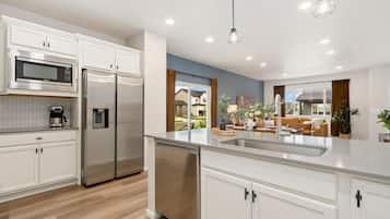 Townhouse, Beberapa Tempat Tidur, patio (2938 Barnstormer St Unit #1) | Dapur pribadi | Lemari es, microwave, oven, dan kompor