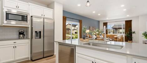 Maison en rangée, Plusieurs lits, patio (2938 Barnstormer St Unit #1) | Cuisine privée | Réfrigérateur, four à micro-ondes, un four, surface de cuisson